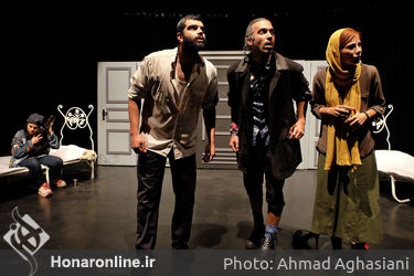 نمایش "خانه نم زده" در تماشاخانه نوفل‌لوشاتو