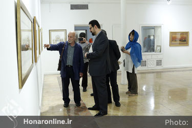 بازدید سید مجتبی حسینی از نمایشگاه آثار محمد ناصری پور