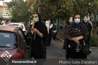 هواداران استاد شجریان مقابل بیمارستان جم پس از شنیدن خبر درگذشت او