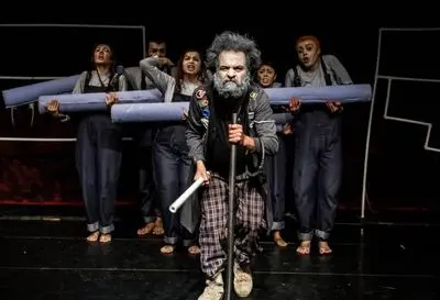 اجرائی که از "طراحی موضوعی و ساختاری نمایش" فاصله گرفته است / نگاهی به نمایش "لوله" به نویسندگی و کارگردانی علیرضا اجلی