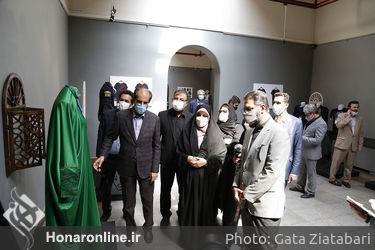 بازدید معاون امور هنری وزارت فرهنگ و ارشاد اسلامی از نمایشگاه لباس عاشورایی