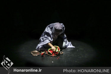 نمایش "بیوه سیاه، بیوه سفید" در عمارت نوفل‌لوشاتو