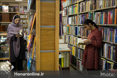 کتاب‌گردی هنرمندان و فرهنگیان در نشر مرکز2
