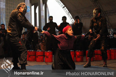 اولین روز اجرای خیابانی سی وهفتمین جشنواره بین المللی تئاتر فجر در تئاتر شهر