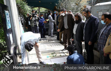 آغاز هفته هنر انقلاب با ادای احترام به مقام شهدا و تجدید پیمان با آرمان‌های امام خمینی(ره)