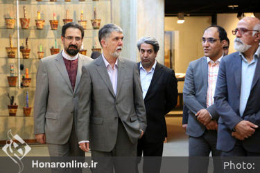 بازدید وزیر ارشاد از نمایشگاه علی اکبر صادقی در موزه هنرهای معاصر