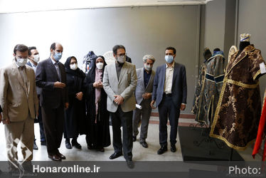بازدید معاون امور هنری وزارت فرهنگ و ارشاد اسلامی از نمایشگاه لباس عاشورایی
