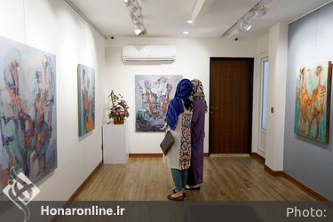 نمایشگاه نقاشی های شبنم نسلی اصفهانی با عنوان این است انسان در نگارخانه بهارک