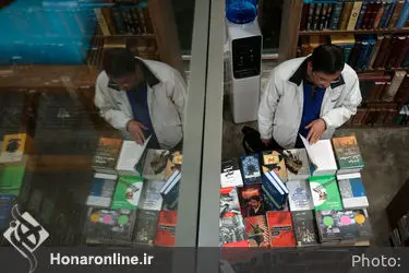 کتابگردی اهالی فرهنگ و هنر در نشر چشمه