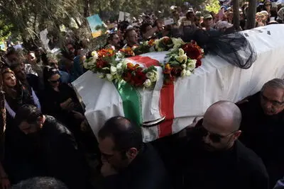 حضور گسترده هنرمندان و مردم در مراسم تشییع پیکر کیارستمی