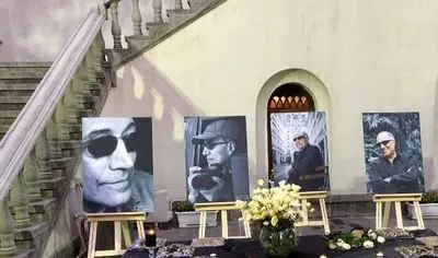 چرخ سینما برای عباس کیارستمی ایستاد / مردم برای شاعر سینما شمع افروختند / عکس