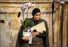 تجلیل از 40 سال فعالیت فاطمه نقوی در اجرای ویژه ˝ننه دلاور˝ / بوسه آتیلا پسیانی بر دستان همسرش