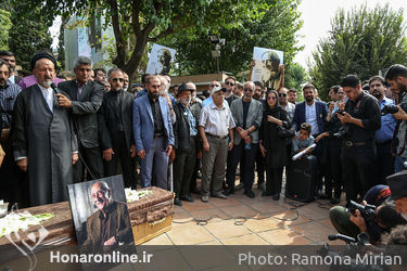 تشییع پیکر زنده یاد داریوش اسدزاده از مقابل خانه هنرمندان