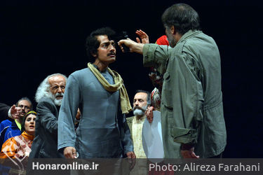 بازدید علی مرادخانی از نمایش "مطرب" در تماشاخانه ایرانشهر‎