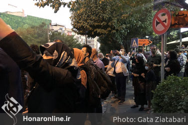 هواداران استاد شجریان مقابل بیمارستان جم پس از شنیدن خبر درگذشت او