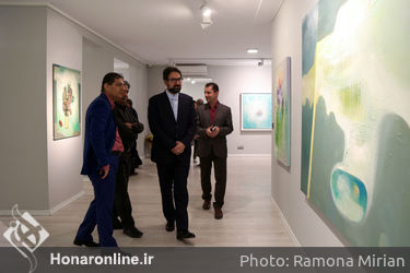 بازدید سیدمحمد مجتبی حسینی از نمایشگاه نقاشی‌های حبیب‌اله صادقی در گالری ساربان