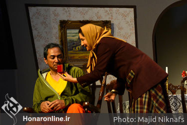 نمایش "آهسته با گل سرخ" در تماشاخانه سنگلج
