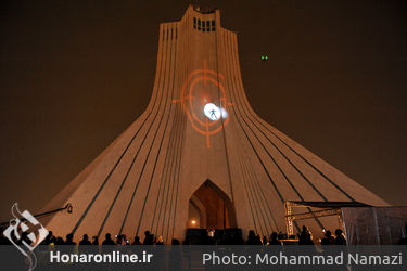 اجرای نمایش «دیوار آسمان»  بر دیواره برج آزادی