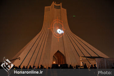 اجرای نمایش «دیوار آسمان»  بر دیواره برج آزادی