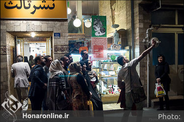 کتاب‌گردی هنرمندان و فرهنگیان در نشر ثالث و چشمه