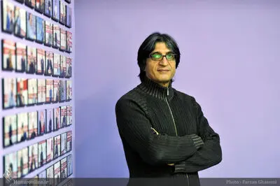 "صبح یک روز لعنتی" به تئاتر شهر می‌آید / حسن باستانی روایت‌گر نمایشی ضدجنگ و طنز می‌شود