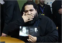 جشن امضای آلبوم رضا صادقی برگزار شد / صادقی آلبومش را به پاشایی و عبدالهی تقدیم کرد