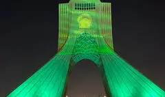 نقش پرچم حرم رضوی بر برج آزادی تهران