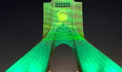 نقش پرچم حرم رضوی بر برج آزادی تهران