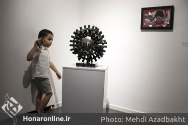 بازدید سید مجتبی حسینی از نمایشگاه "خانم و آقای هنرمند" 