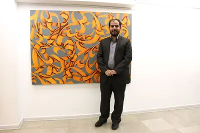 برای نقاشی‌خط از فرم‌های هندسی و منظم استفاده کردم / روایت روح‌الله حسین‌زاده از نمایشگاه "بر مدار عشق" در گالری والی