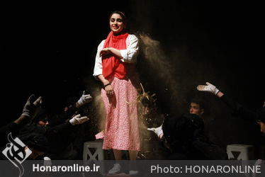 نمایش "چهرازی" به کارگردانی کامبیز نیک‌آمیز در خانه نمایش مهرگان روی صحنه است.