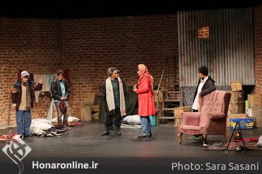 نمایش "خروس لاری" در تماشاخانه ایرانشهر