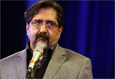 حسام‌الدین سراج در برج میلاد می‌خواند