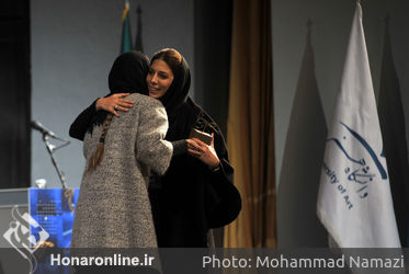 آوا مشکاتیان دختر مرحوم پرویز مشکاتیان در مراسم اختتامیه دومین دوره جشنواره موسیقی دانشجویی صبا در تالار وحدت