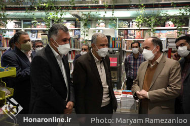 کتابگردی سرپرست معاونت امور هنری در هفته کتاب