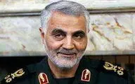 حاج قاسم سلیمانی در حال مطالعه‌ کتابی از گابریل گارسیا مارکز / عکس