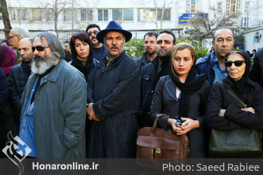 تشییع پیکر دنیا فنی زاده‎ از مقابل خانه سینما