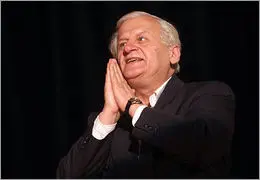 اکبر عالمی به تماشای پرفورمنس آرت ˝ بسامد تحمل ناپذیر فلات زادگان ˝ نشست