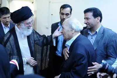 شعر شیوا و دلنشین و تعهد به آرمان‌های انقلاب از ویژگی‌های این شاعر برجسته بود