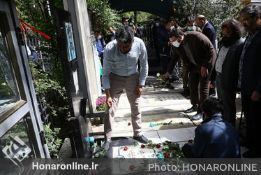 آغاز هفته هنر انقلاب با ادای احترام به مقام شهدا و تجدید پیمان با آرمان‌های امام خمینی(ره)