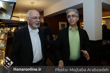 فرش فیروزه ای نمایش"مرد بالشی" در مرکز خرید تندیس
