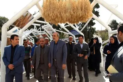 بازدید وزیر ورزش از نمایشگاه ˝هنر تدبیر˝ / گودرزی: چیدمان دستاوردهای دولت خوب بود