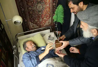 محمدعلی کشاورز برگزیده نخستین سوگواره خمسه شد / گزارش تصویری اهدای نشان جشنواره به پدرسالار