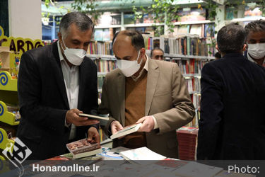 کتابگردی سرپرست معاونت امور هنری در هفته کتاب