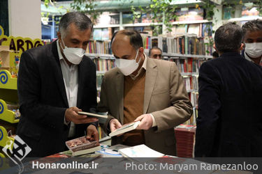 کتابگردی سرپرست معاونت امور هنری در هفته کتاب
