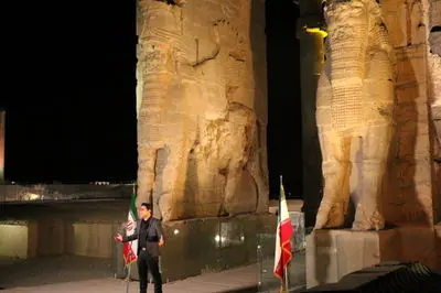 حجت اشرف‌زاده در تخت جمشید خواند