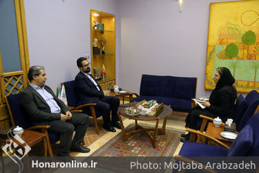 بازدید سید مجتبی حسینی از نمایشگاه تصویرگران ایران