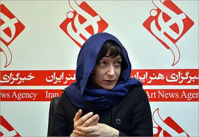 دوست دارم بازیگرانی متواضع تربیت کنم / ساندرا کاروتا در گفت‌وگو با هنرآنلاین