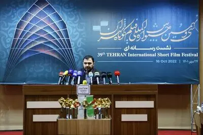 نشست خبری سی‌و‌نهمین جشنواره فیلم کوتاه تهران | آذرپندار: زیر بار ننگ برگزار نشدن جشنواره نمی‌روم! | هیچ فیلمی به خاطر بازیگرش تنبیه نمی‌شود