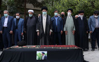 اقامه نماز توسط حضرت آیت‌الله خامنه‌ای بر پیکر حجت‌‌‌الاسلام و المسلمین سید محمود دعایی